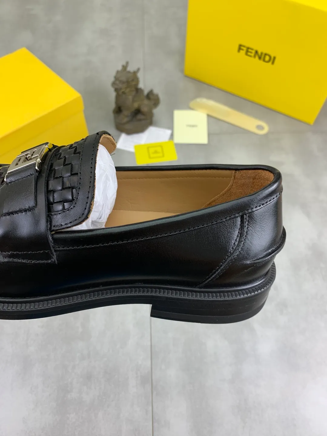 ​Men's shoes 💰P480💰[New model] Water dyed cowhide 🆘 The latest FENDI (Fendi) new casual leather shoes 🕶️🕶️Simple routing effect, showing an elegant and cool driving shoe 🎬Made of Italian 🇮🇹 imported calfskin + first-layer water-dyed cowhide lining🐂Excellent material🎬Detailed workmanship 🤗Comfortable foot feel➰➰. ​Pair it with any outfit to show your taste and temperament, low-key luxury ♻️Design ​simple and elegant ​noble and fashionable 🍃​Very loved and favored by trendy men 💓❤️Size: 38-44 2⃣️colors available